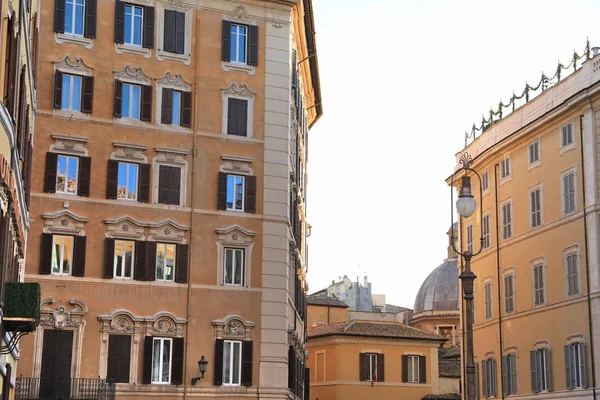 Классический Рим - окна и двери старого стиля — стоковое фото