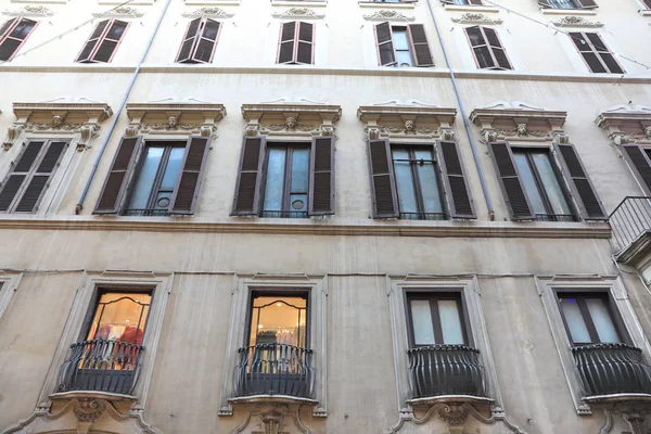 Klassieke Rome - oude stijl windows — Stockfoto