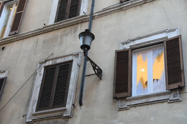 Classic Rome - old style windows and lamp — Stock Photo, Image