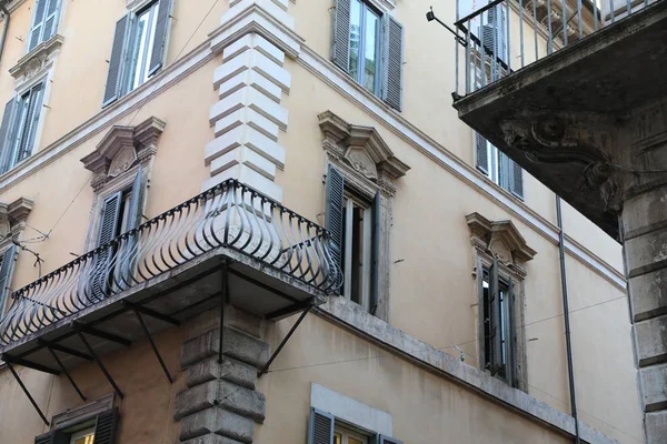 Classic Rome - old style windows and door — Stock Photo, Image