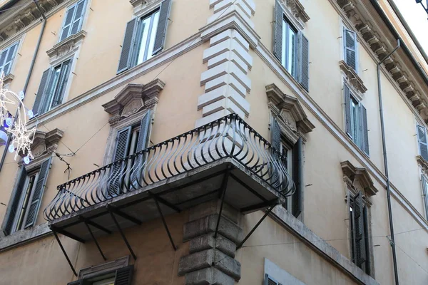 Классический Рим - окна и двери старого стиля — стоковое фото