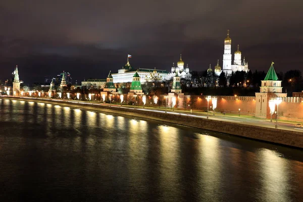 Moscú Palacio del Kremlin con iglesias, y torres murales, Rusia —  Fotos de Stock