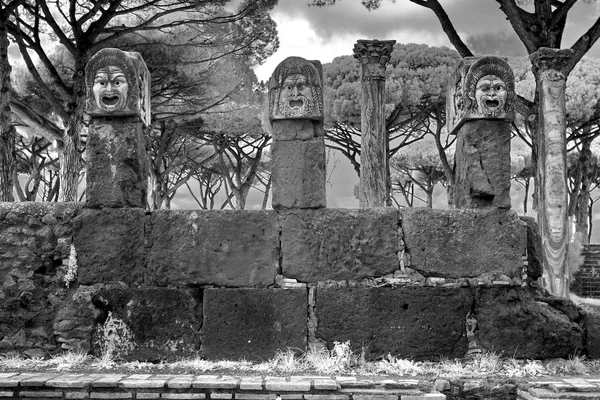 Deniz ve Tibe üzerine kurulmuş antik Ostia şehir kalıntıları — Stok fotoğraf