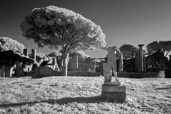 Überreste einer antiken Stadt in Ostia, die sowohl auf dem Meer als auch auf den Tibetern erbaut wurde — Stockfoto