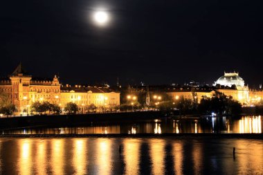Klasik Prag - eski binalara ve sokağa gece manzarası , Çek