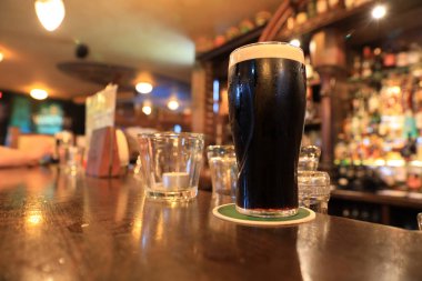 Gece barında taze soğuk ayı