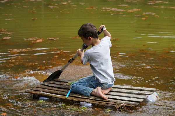 Niño flotando en una balsa —  Fotos de Stock