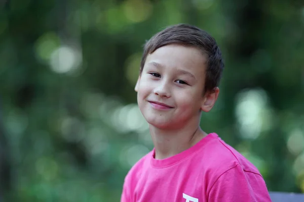 Le garçon souriant heureux à l'extérieur — Photo