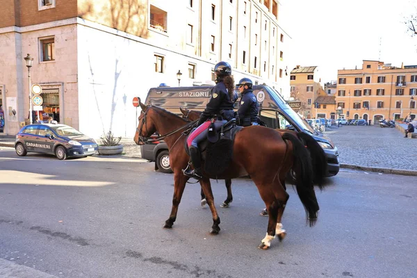 罗马 - 12月28日：罗马警方控制罗马的街道12月28日 — 图库照片