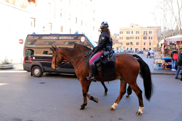 ROME - DEC 28: Rome police control the street in Rome the 28 Dec — Stock Photo, Image