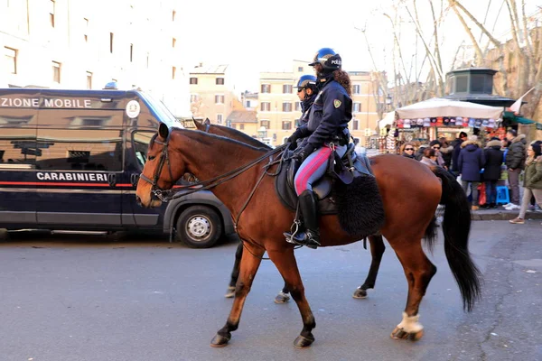 罗马 - 12月28日：罗马警方控制罗马的街道12月28日 — 图库照片