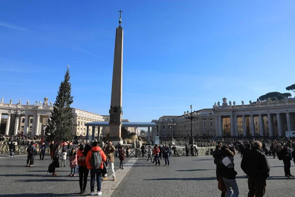 VATICANO - DEC 28: Árvore de Natal no Monumento na Praça de São Pedro — Fotografia de Stock