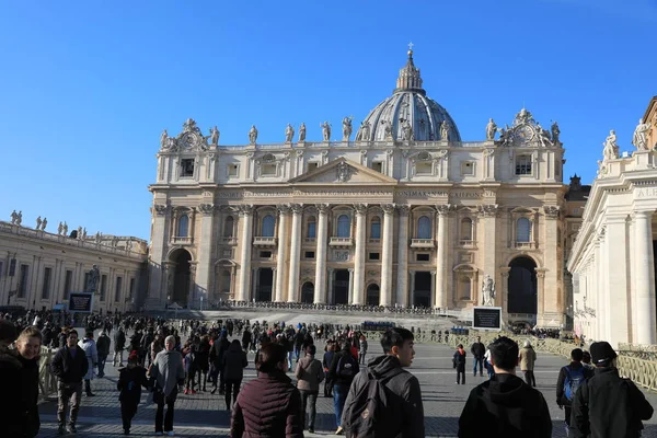 VATICANO - DEC 28: Vista frontal da basílica de São Pedro de São Pedro — Fotografia de Stock