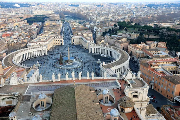 Классический Рим - вид с воздуха на старые здания на крышах и улицу, Ви — стоковое фото