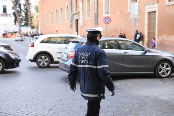 ROMA - 3 DE ENERO: La policía de Roma controla la calle de Roma el 3 de enero —  Fotos de Stock