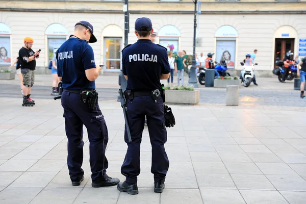 ВАРШАВА - 13 ИЮНЯ: Варшавская полиция контролирует улицу в Варшаве — стоковое фото