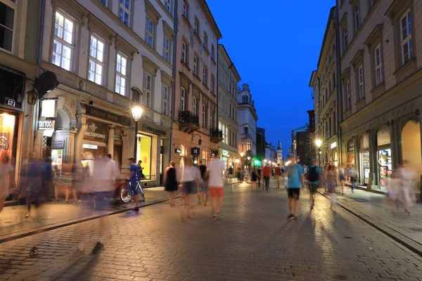 Kraków-Czerwiec 15: klasyczna ulica nigjt życie w Krakowie 15 czerwca 201 — Zdjęcie stockowe