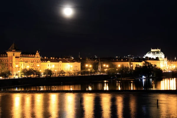 古典的なプラハ - 古い建物や通りへの夜景、チェコ — ストック写真