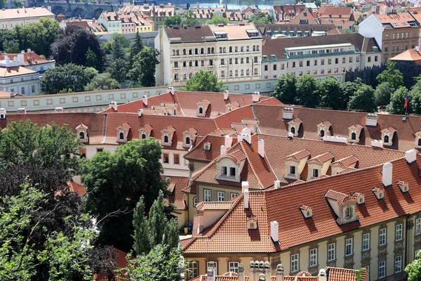 Klasszikus Prága-légi felvétel a régi tetőépületekre és az utcára , — Stock Fotó
