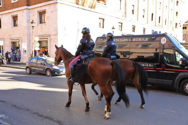 Roma polisi 28 Aralık 2018 'de Roma sokaklarını kontrol altına aldı. Roma, Avrupa 'nın en kalabalık metropoliten bölgelerinden biridir.