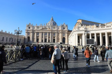 VATICAN - 28 Aralık 2018 'de Vatikan' daki St. Peter Meydanı 'ndan St. Peters Bazilikası' nın ön görüntüsü. Vatikan Avrupa 'nın en kalabalık yerlerinden biridir.