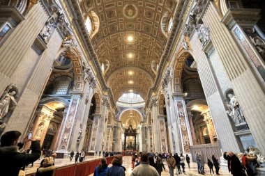VATICAN - 28 Aralık 2018 'de Vatikan' daki St. Peters Katedrali 'nin görüntüsü. Vatikan Avrupa 'nın en kalabalık yerlerinden biridir.