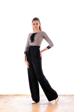 Beyaz arka plana karşı balo salonunda dansçı