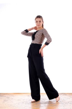 Beyaz arka plana karşı balo salonunda dansçı