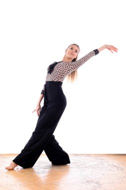 Beyaz arka plana karşı balo salonunda dansçı