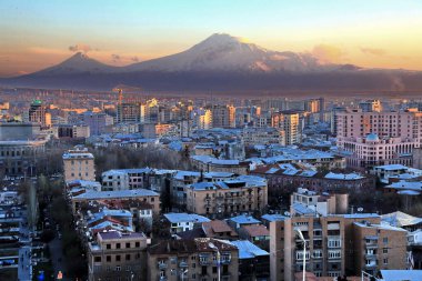 Erivan 'da gün batımı, görkemli Ararat dağı, Ermenistan manzaralı.