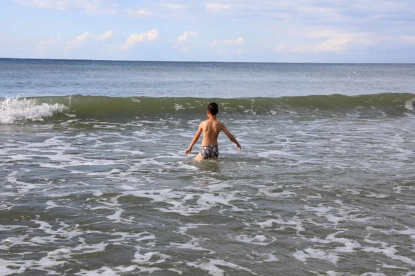 Pojken Havet Simmar Eller Leker — Stockfoto