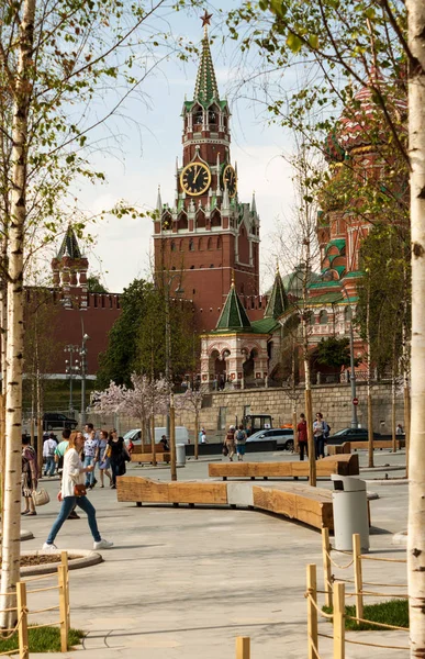 Moscow Russia May 2018 Basil Pokrovsky Cathedral Spasskaya Tower Birch — Stock Photo, Image
