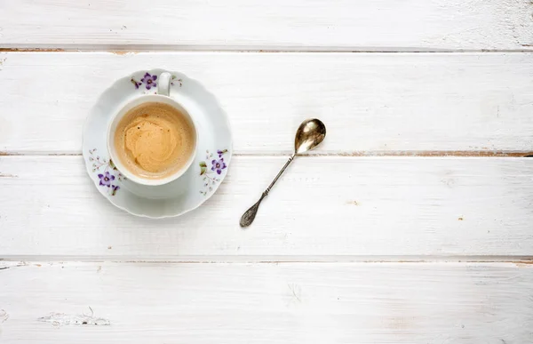 Tasse Kaffee Und Löffel Auf Einem Weißen Holztisch — Stockfoto