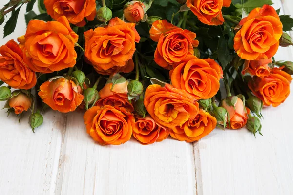 Strauß Schöner Roter Rosen Auf Weißem Holztisch — Stockfoto