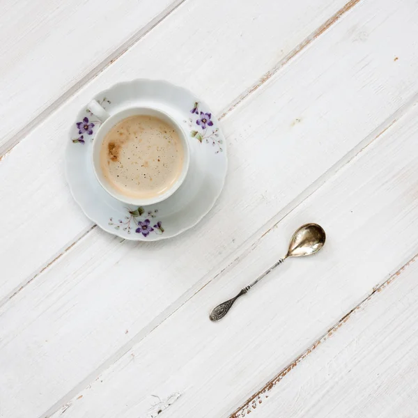 Filiżankę Kawy Łyżka Biały Drewniany Stół — Zdjęcie stockowe