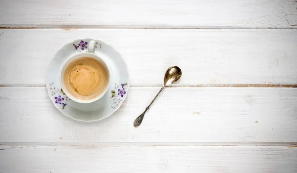 Tasse Kaffee Und Löffel Auf Einem Weißen Holztisch — Stockfoto