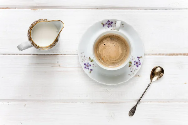 Kopp Kaffe Och Grädde Ett Vitt Trä Bord — Stockfoto