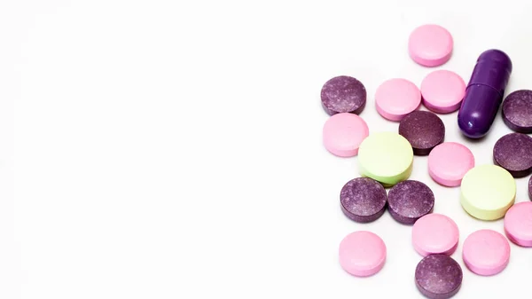 Multicolor Píldoras Vitamínicas Aisladas Sobre Fondo Blanco — Foto de Stock