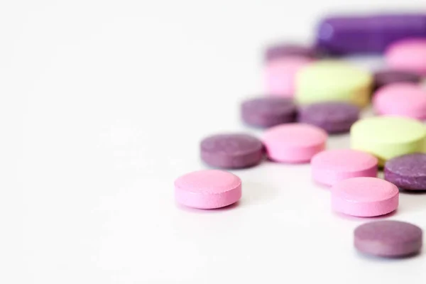 Multicolor Píldoras Vitamínicas Aisladas Sobre Fondo Blanco — Foto de Stock