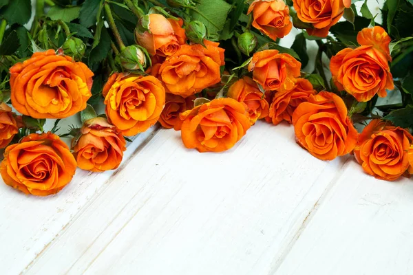Strauß Schöner Roter Rosen Auf Weißem Holztisch — Stockfoto