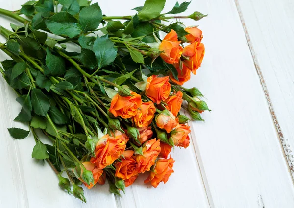 Ramillete Hermosas Rosas Rojas Sobre Mesa Madera Blanca —  Fotos de Stock