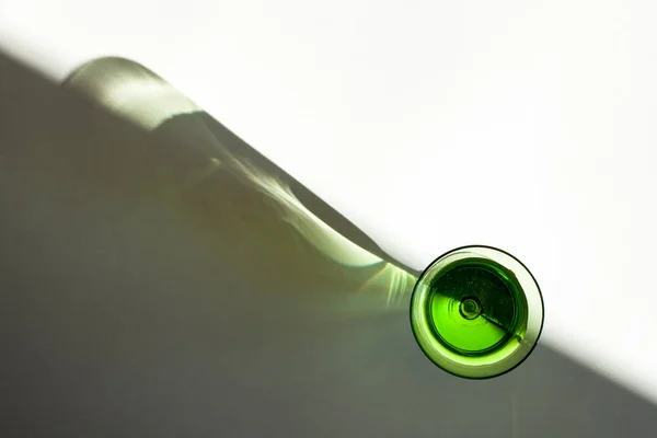 Glasse Verde Sfondo Bianco Interessante Ombra Dioganale Luogo Testo — Foto Stock