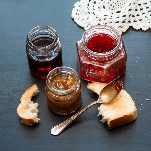 Frascos Vidrio Mermelada Con Tostadas Sobre Fondo Oscuro — Foto de Stock