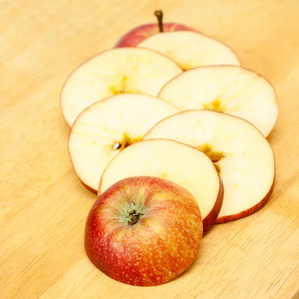 Scheiben Roter Apfel Auf Holz Hintergrund — Stockfoto