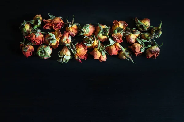 Schöner Natürlicher Hintergrund Mit Getrockneten Roten Rosen Auf Dunklem — Stockfoto