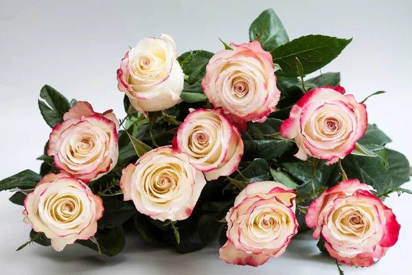 Boeket Van Mooie Witte Roze Rozen Blauwe Achtergrond — Stockfoto