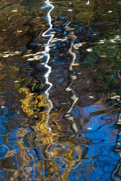 公园秋季池塘五颜六色的倒影 — 图库照片