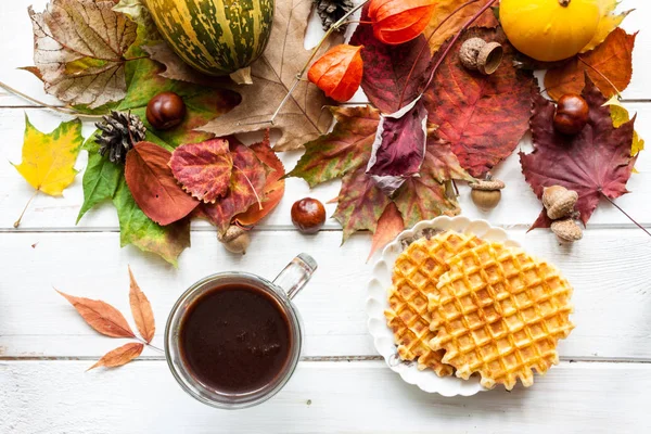 Frühstück Aus Heißer Schokolade Und Waffeln Auf Holztisch Mit Herbstblättern — Stockfoto