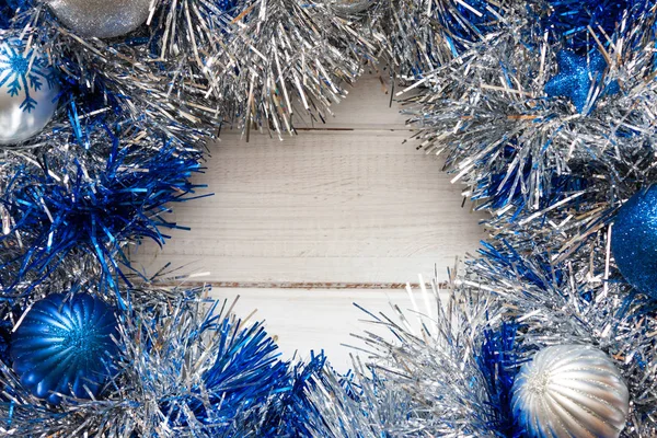 Ghirlanda Natale Blu Argento Con Decorazioni Sfondo Bianco Legno — Foto Stock