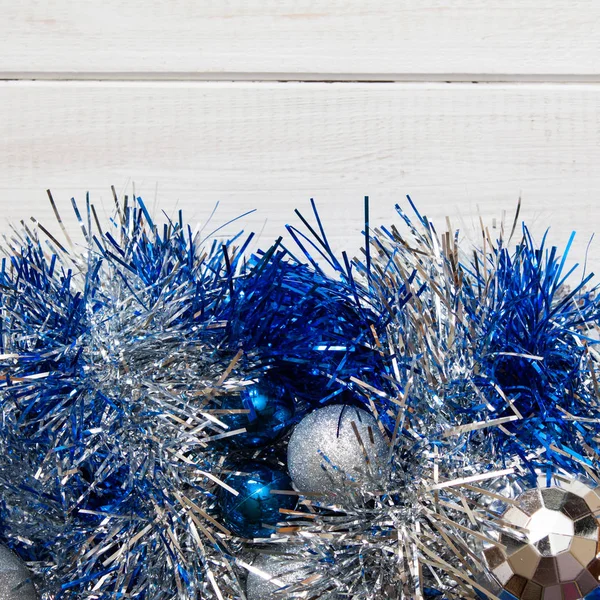 Grinalda Natal Azul Prata Com Decorações Fundo Madeira Branca — Fotografia de Stock